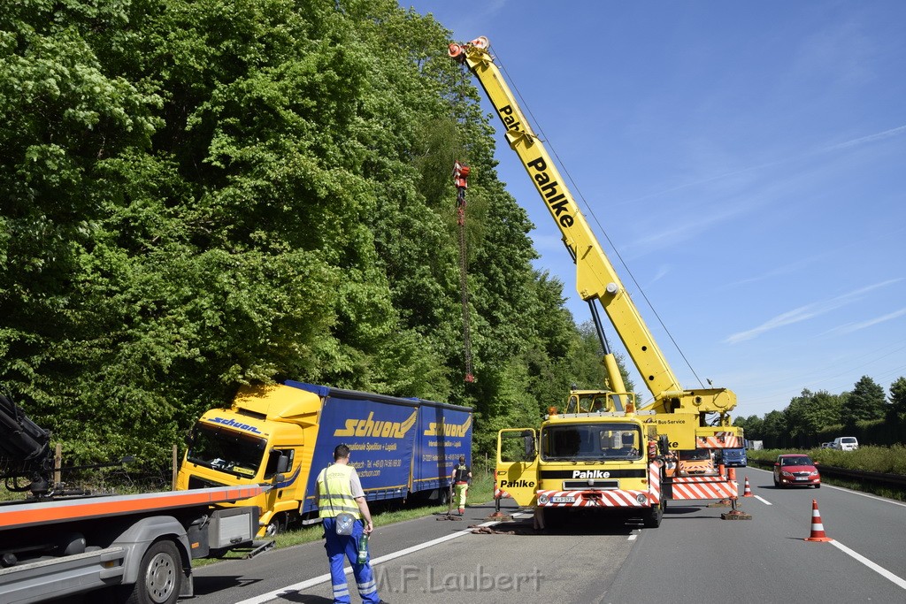 LKW in Boeschung A 3 Rich Frankfurt Hoehe Roesrath Lohmar P074.JPG - Miklos Laubert